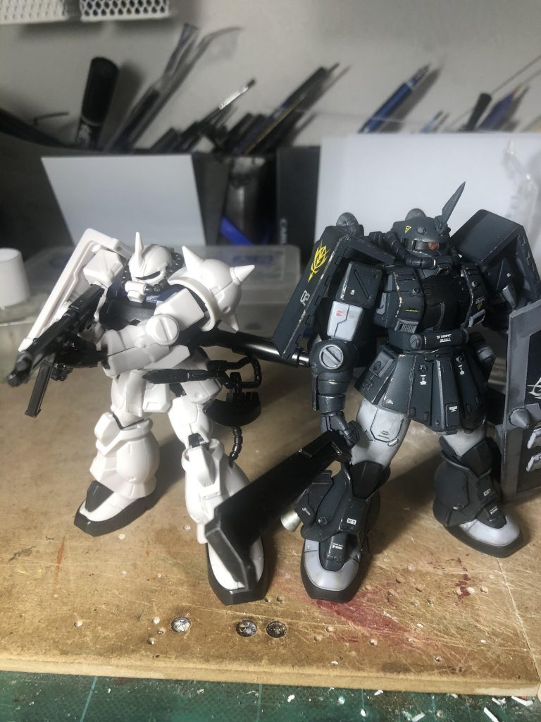 以前制作したHGザクとの大きさ比較。頭一つくらい小さいので武器をHGから流用すると大きくなってしまいます。