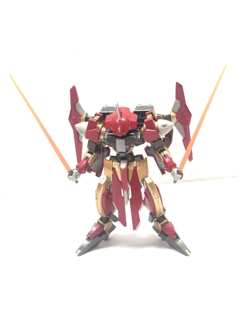 サフ色も良いのですが、せっかくツインドライブにしたし、メイン機体っぽくしようと思い派手なカラーリングに塗装。この時はまだバックパックにはディフェンスロッドが装着されていますが、武装がビームサーベルしかない事に気づいてシールドクローを製作する事に。