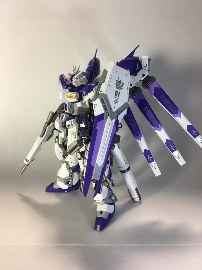 シールドは斜め割りのデザインが好きではないので繋ぎ目を処理してガレージキット版のイメージで塗装しました。特にこだわったポイントです。