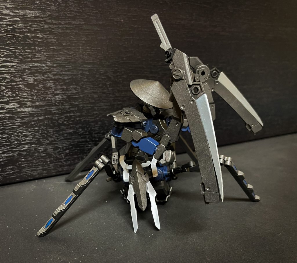 鞘刀 夜晴(よばれ)蟷螂ノ型用の刃。鞘の重さも相まって朝曇より重い太刀筋となる。