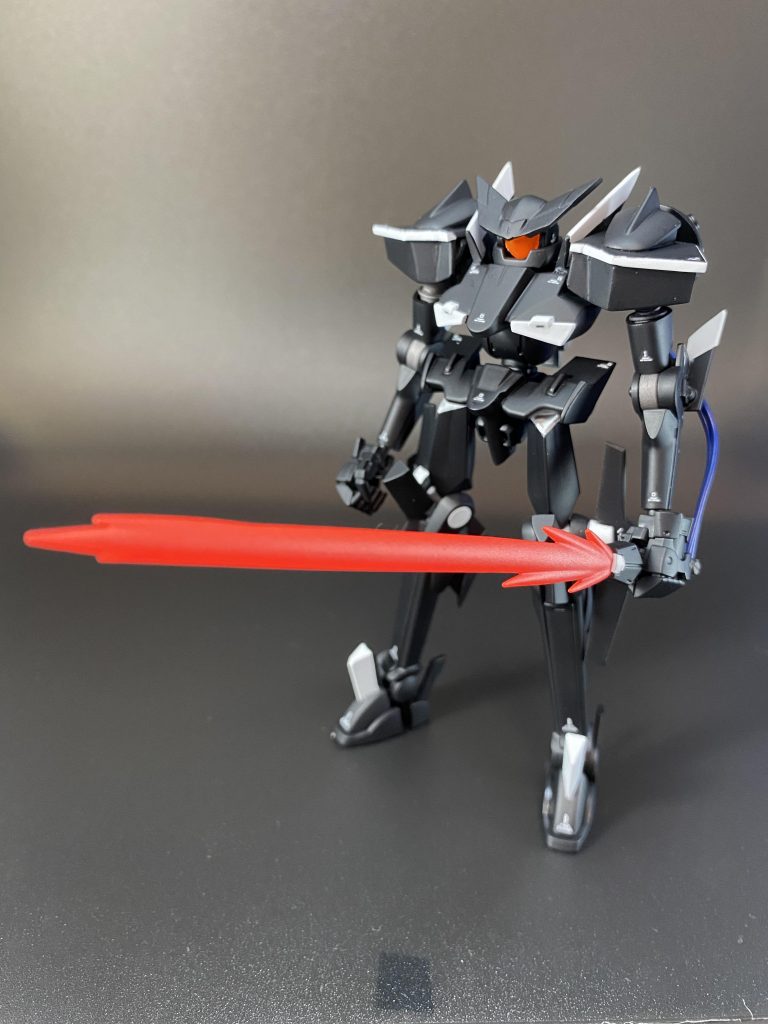 特徴的な肩の部分はプラ板でスクラッチし、ビームサーベルはコトブキヤの物を加工して持たせています。