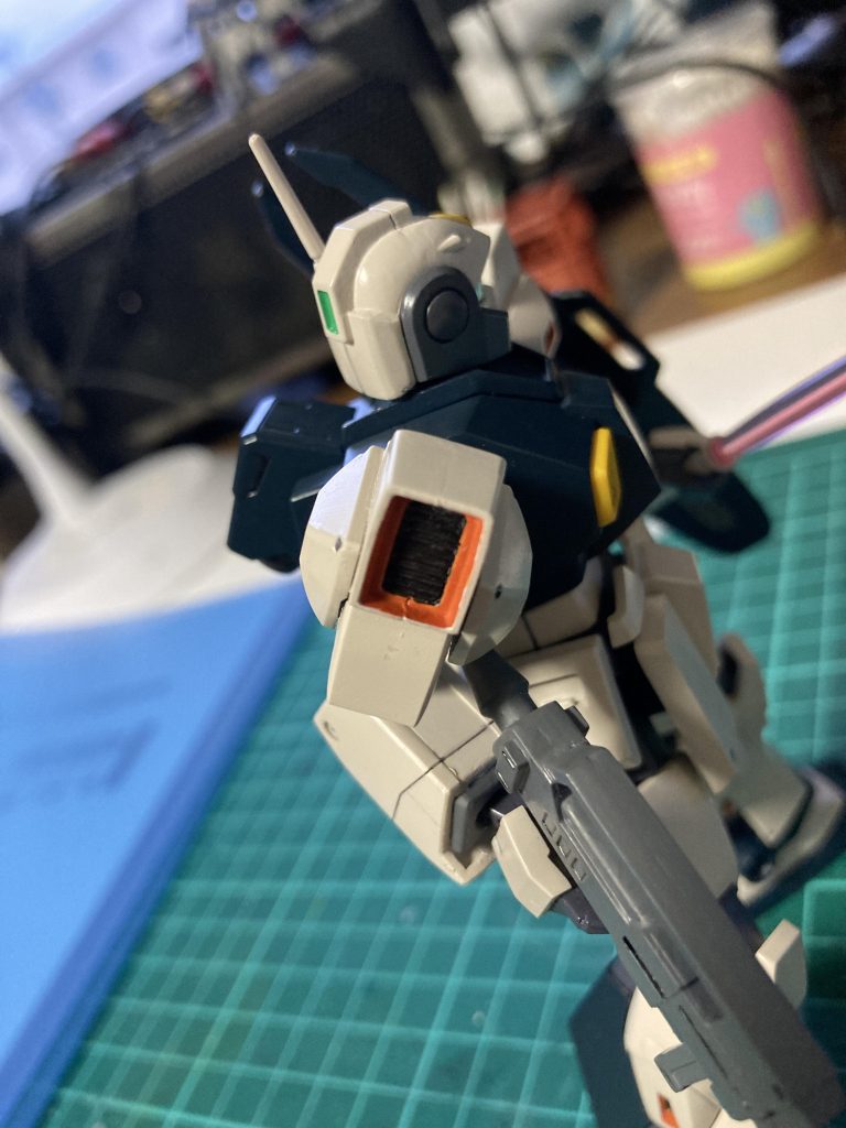 1番の厄介ポイントだった肩のスラスター部。ダクトの外周オレンジ部の塗り分け、そこに合わせ目が生じる事に後から気付いたが時既に遅し。完全に消すのは諦めました…なるほど、こういう事態を避ける為の仮組みなんですね。とか言いつつ、未だに工程に仮組みを入れた事一回も無いんですが😅