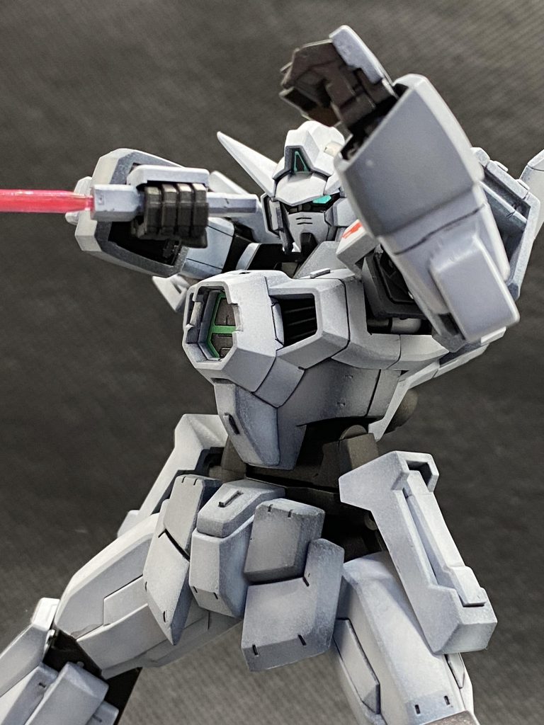 今回のベストショット。ツインアイと膝はシールをそのまま使用しています。エアブラシで塗装できるようになっても僕はシールに頼る時は頼ります。だって便利だし。