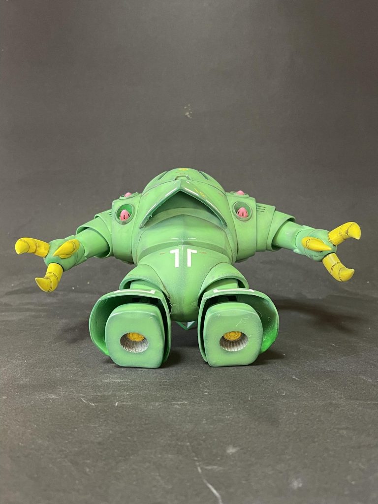 嘴裏に0.5mmプラ板で裏打ち。足裏はバーニアを塗り分け。