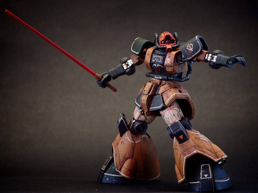 配色は、サンドイエロー、濃緑色、作成中の別のガンプラで色調した青っぽい色？