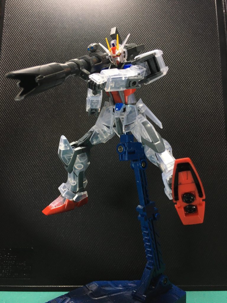 　システムウェポン010のストライクバズーカもちと窮屈ですが持たせられます。