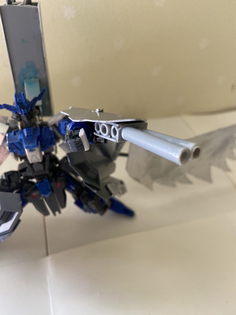 シールドツインキャノン左腕に取り付けられたビームキャノン、内部にあるこれまた高い威力を誇るが反動が大きいため攻撃時は姿勢制御を求められる。