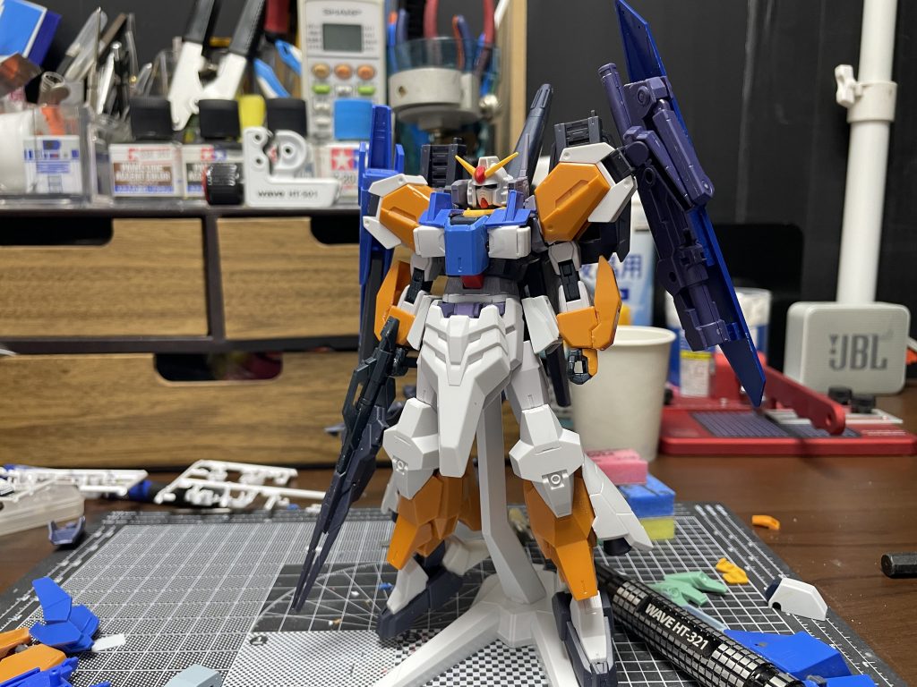 デカールで色を増やす前提で大体の形が決まったところ。この時点で近接装備が無いことに気付いておらず塗装ちょっと前にAGE-2のシールドに無理矢理ビームサーベルをマウントつけて作りました。