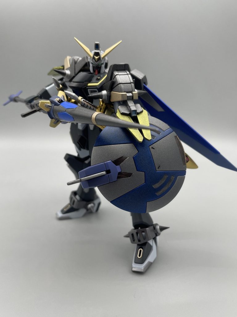 シールドの青は黒下地にスターブライトシルバーを遠くから散らして、粒子を多めにしてからクリアブルーを吹く、暗めのキャンディ塗装風。ランサーは普通の銀→クリアブルー塗装。結構印象が変わって面白いです。