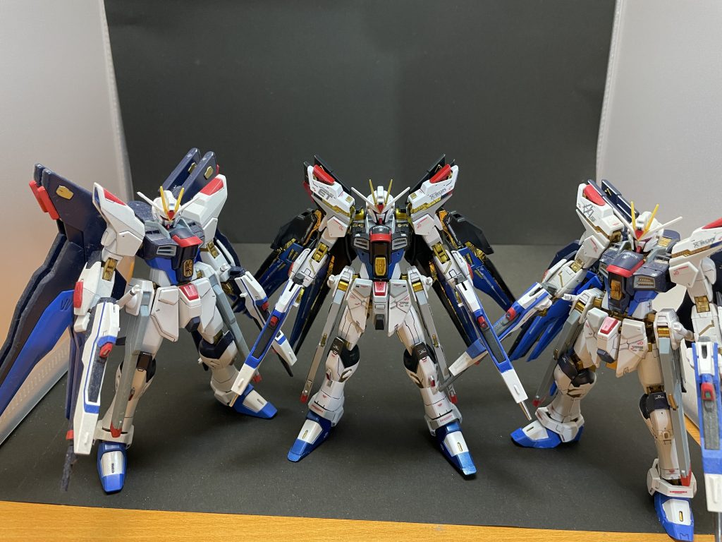 左がHGCE、右がRG、センターがミックスストフリですこの段階でストフリ2つずつ買ってしまっている💦