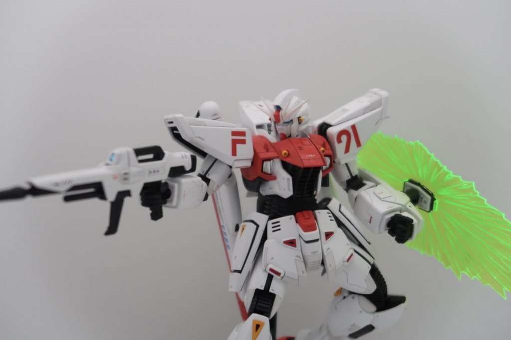 ビームライフルを構えて。