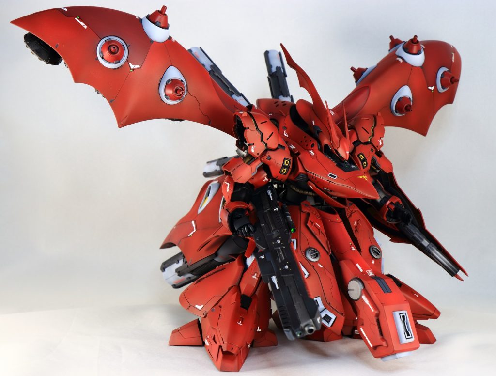 ライフルは3Dプリンタで制作しました。イメージはサザビーのビームショットライフルの大型版です。