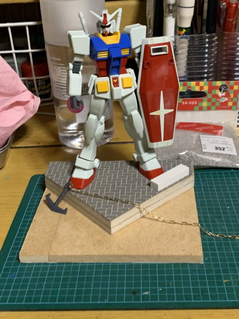 大まかな配置を考える。石畳はなんかボークスにジオラマシートみたいなのが売っていたので買ってきた。台座のベースは百均の謎の板。多分紙素材だとおもう。