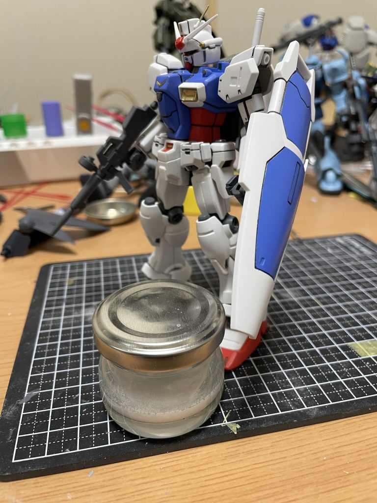 白いパーツは極力塗らない方向性でしたのでランナーを接着剤で溶かしてランナーパテを作り不自然な補修にならないようにしました。ちなみにビンは100円ショップで探せば安く買えました。