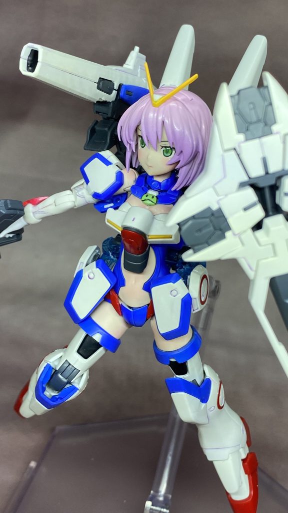 首元の所にオプションボディパーツのクマ？柄の所を削ってハロっぽくしたのですが、削りながらなんか違和感あるなぁ〜と思ってましたがよくよく考えるとハロの耳？の所を作ってなかったと今気付き…ちゃんと資料を漁ればと今さら後悔…