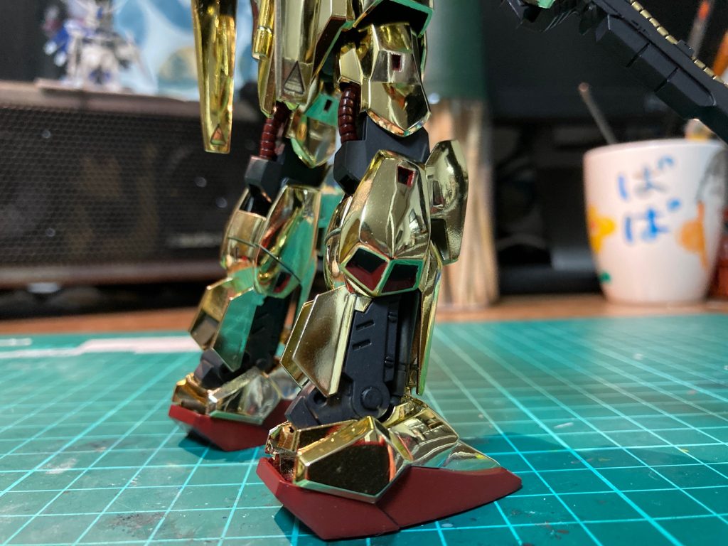 前述の通りメッキだから塗装少なくてラッキーくらいにしか思ってなかった僕は、このようにメッキ面にも部分塗装部が出てくる事を全く理解していませんでした。ディティールアップという言葉、40手前にして学びました笑