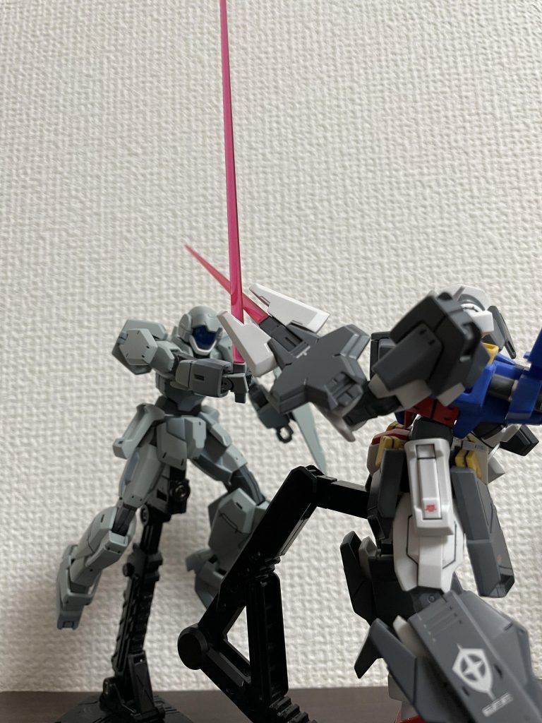 『まんまと誘導に引っかかるたぁ…まだまだヒヨッコだな！』要所要所に熟練の技を見せてシールドを巧みに操りアレクスの攻撃をいなしながら一定のリズムで斬撃を繰り出していく。アレクスは焦りを感じながらも2本のサーベルでなんとか持ち堪えていたその時、アレクスの脳裏にシールドを投げ出し視覚を奪い2本のサーベルで襲い来るモンシアのビジョンが映る。