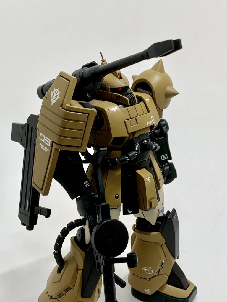 モノアイは外部パーツ。パイプ周りはプラパイプとスプリングで作り直しています。自分の中では必須作業です。