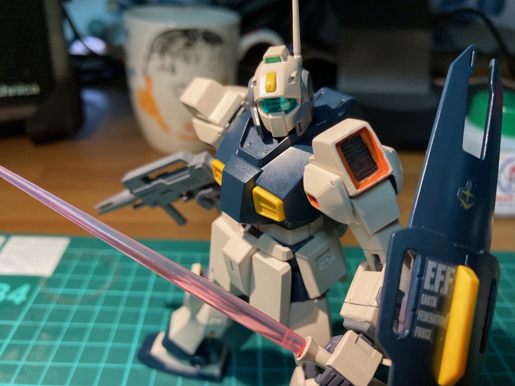 兄からタミヤのスミ入れ用エナメル塗料の有用性を説かれ即実践。この作品以前は、ガンダムマーカーのスミ入れペンとシャーペンでスミ入れしてました。既に兄によって施されていたスミ入れは血の涙を流しながらシンナーで拭取り、改めてアクリル筆塗り全塗装。その後、スミ入れの工程となっています。