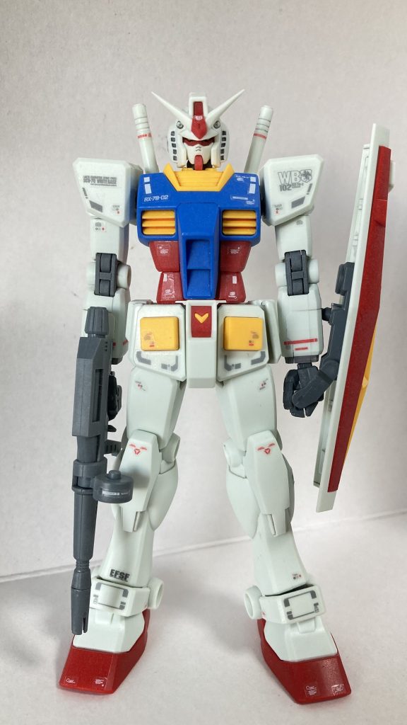 フロントミキシングとしては・頭部、下半身がEG・頭部以外の上半身、武器がHGUC・ハンドパーツは連邦汎用（ジムカスタムなどに付いているもの）・マーキングシールはHGUC（ガンダムフロントver.）RGを使用していますまた脛表面は実験として合わせ目消しをしてみましたシールドは腕への接続部をカットした後、ボールジョイントを仕込むことで角度変更をできるようにしています