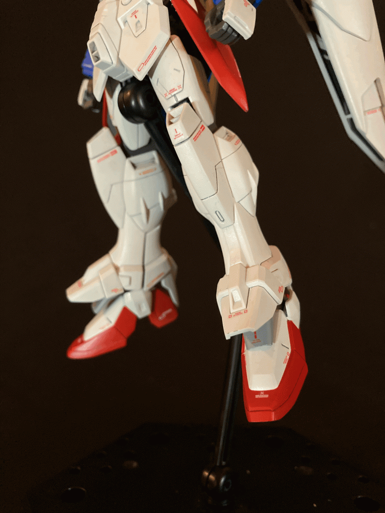 足の付け根は空間が空きすぎていたと感じたので独自の解釈でアーマーなるものを追加