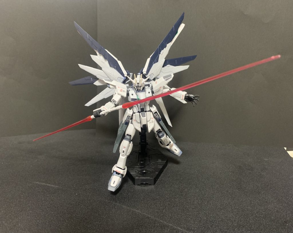 スタンドは他のガンプラに使っていたものを使いましたが、背中の羽が重たくてなかなかバランスが取れません。ガシッとくるようなスタンド、ありませんでしょうか？以上です😊