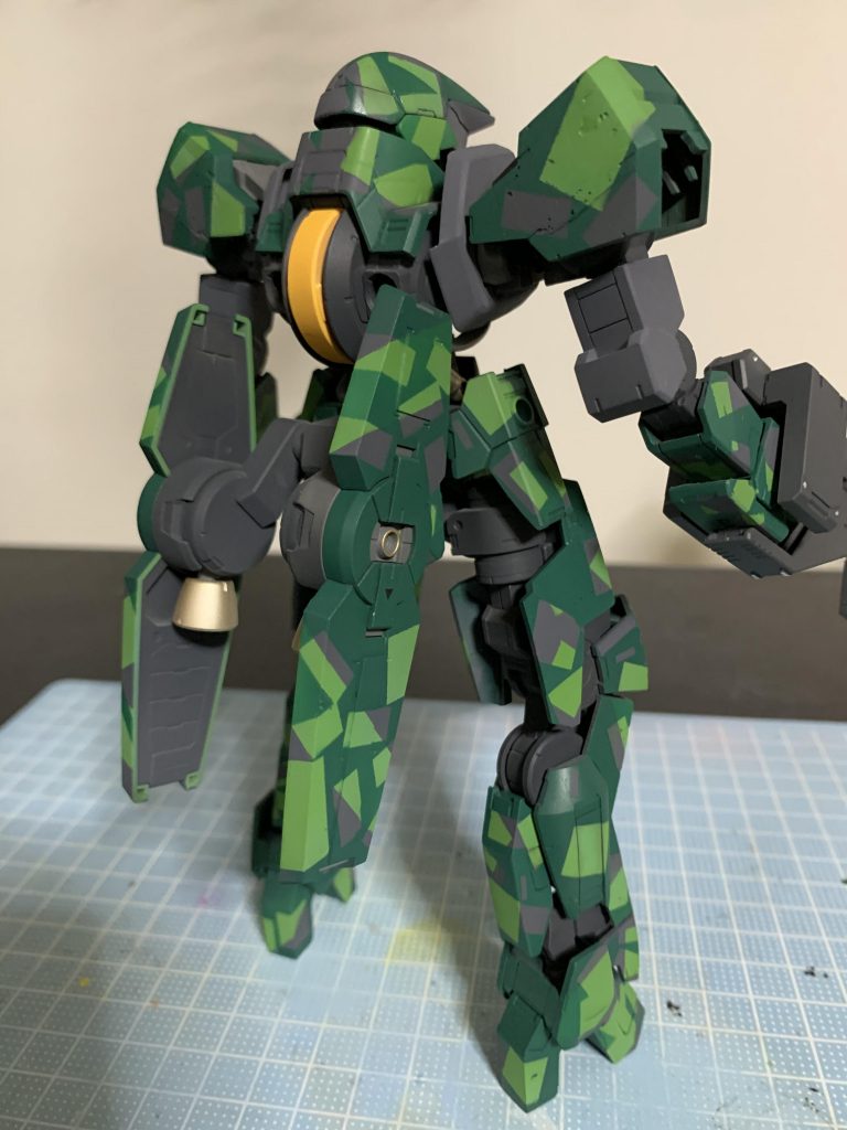 お蔵入りガンプラを引っ張り出してこれに貼ろうとデカールを購入、折角なら今までしたことない事もやろうと迷彩にもチャレンジうーんなんか変だなー笑笑やっぱりメタリックが好きだわ下地スケスケの時よりマシだが…