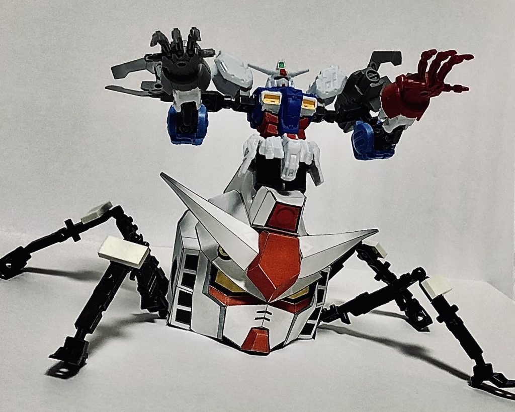 30MMの鉤爪が優秀で何にでも似合います🤗オマタのガンダムヘッドは拾い物のペーパークラフトから。本体はGフレームのGP01で、その無可動ハンガーをダイソーのプチブロックでなんちゃって可動化&手足延長してます😝肩回り・足回りの飾り付けは、30MMのオプションで、はまるものをはめこみました✌️