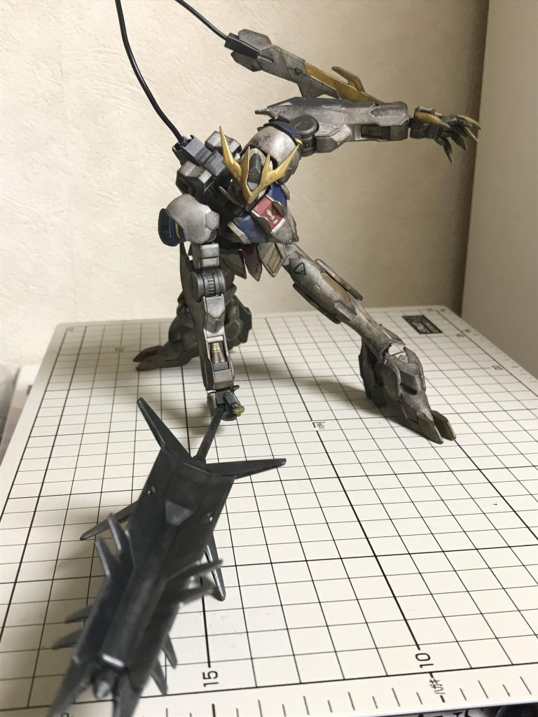 メイスと握り手も仕上げたので、見慣れた例のポーズの画像追加します。メイスも2色で塗り分けたんですが、画像だと真っ黒ですね…。