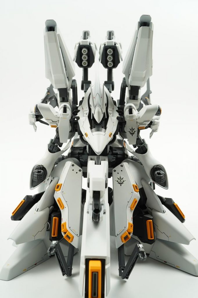 肩装甲も新規造形。レジオン系のデザインです。