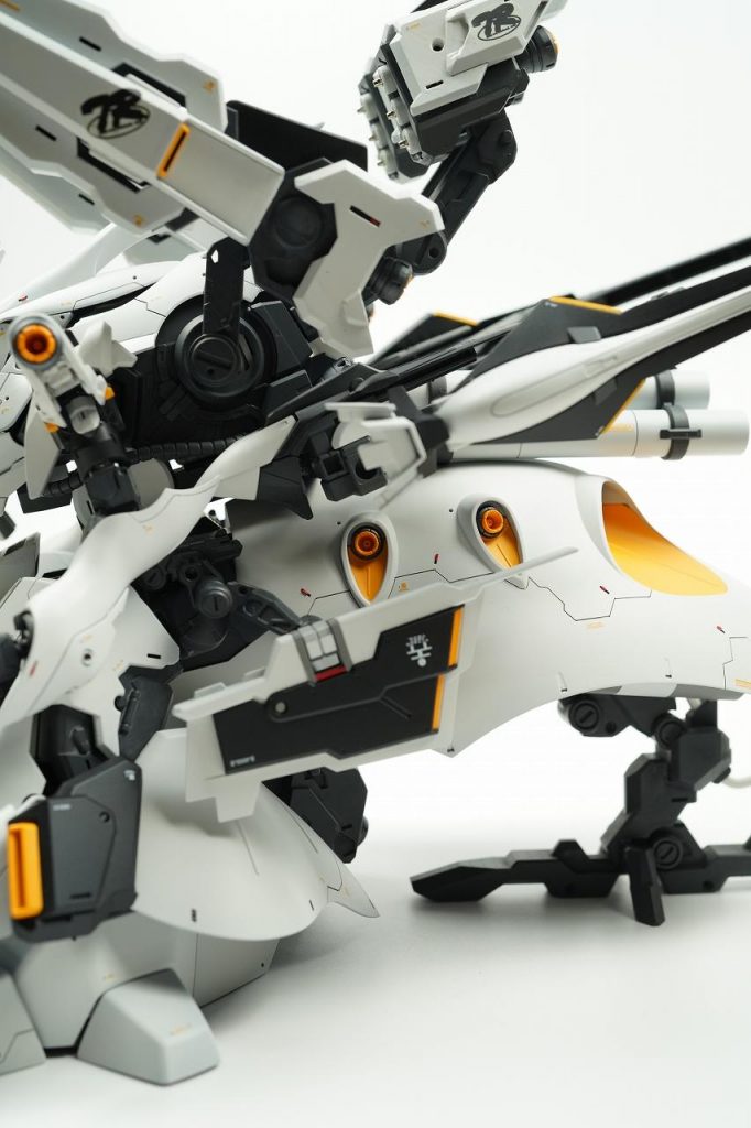 ぎゅっと詰まったサイドビュー。脚部フレーム変更により腰の位置が変わっています。