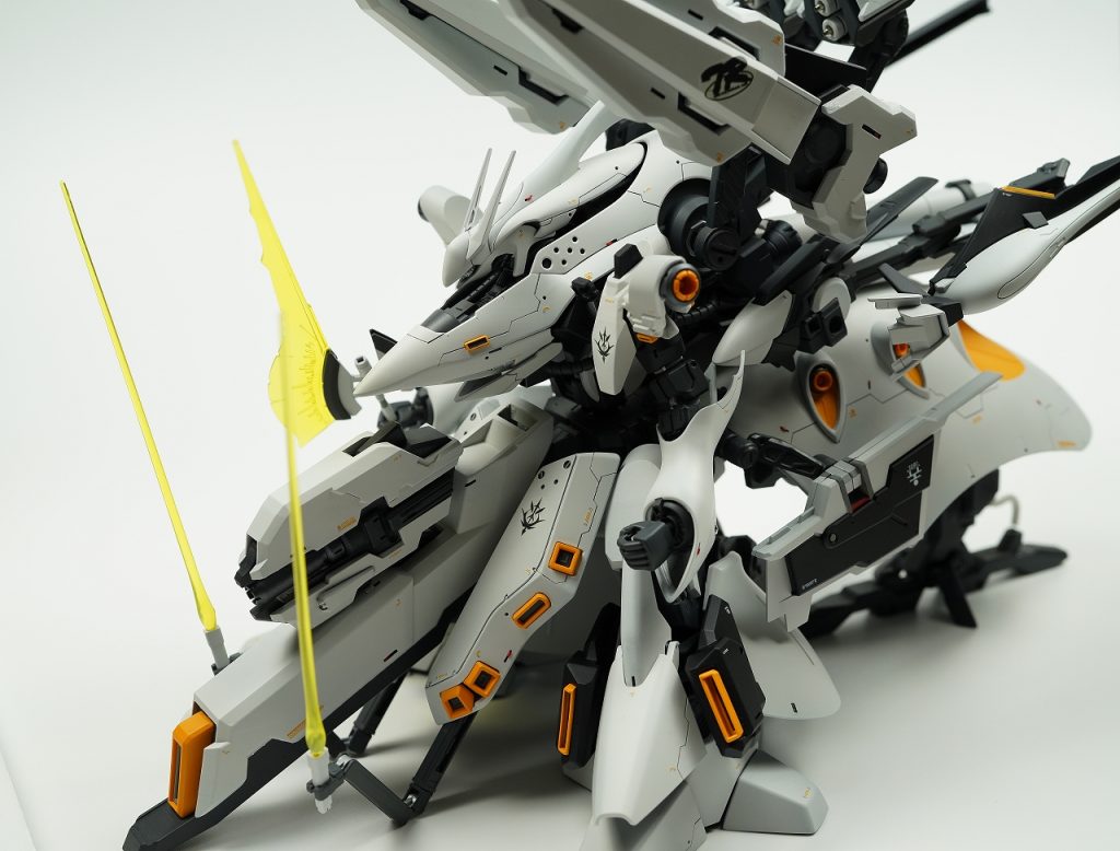 圧倒的ボリューム。しかし横幅を抑えたことでスリムに見える部分も。直線と曲面の組み合わさった面構成も拘りです。