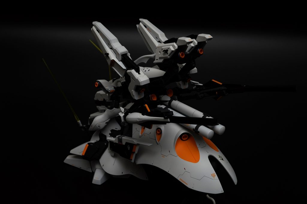 バックショット。重厚な下半身に負けない武装。