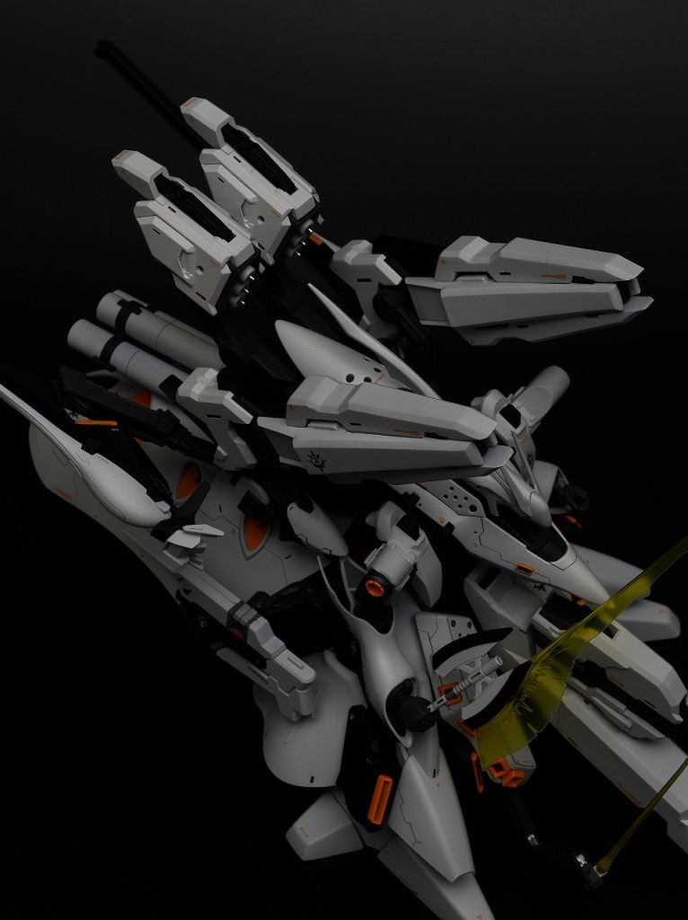 ファンネルは新規造形のコンテナ内に６基。