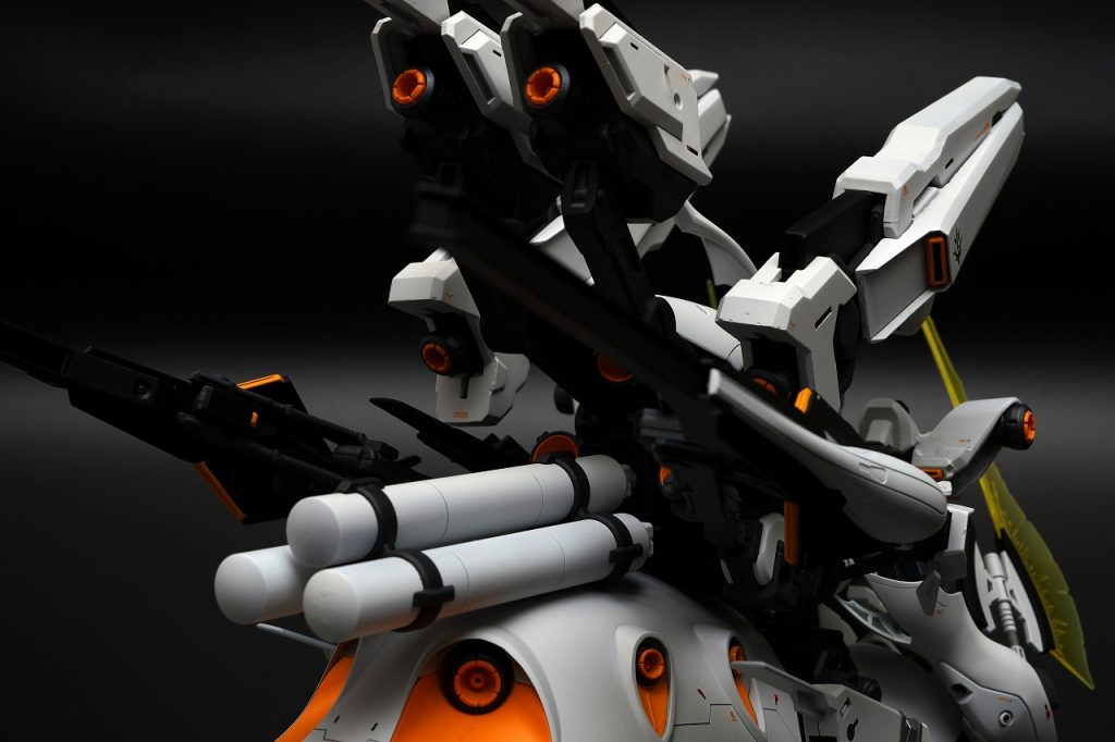 バックショット。スラスターの方向統一で加速性能をアピール。小回りは効きません。