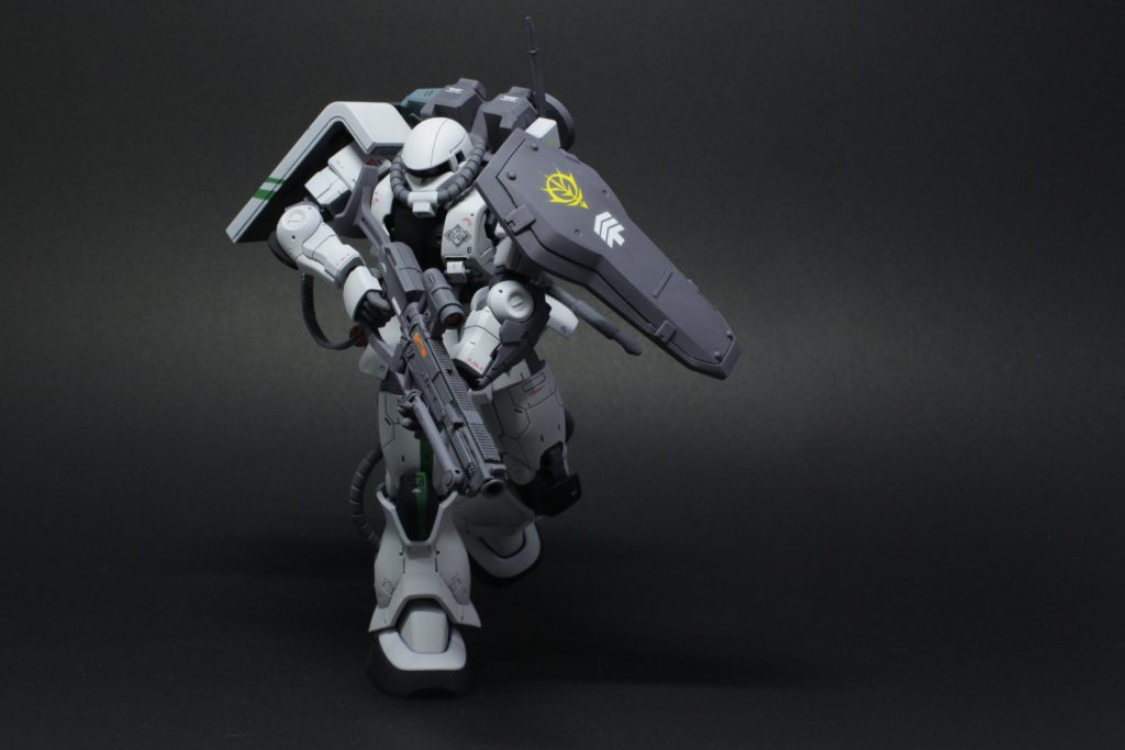 今回ミリタリー調を強く意識したので走り込むポージングなんかもよく似合います。左肩のシールドはGセルフのものをベースに造形を少し変えて取り付けました。