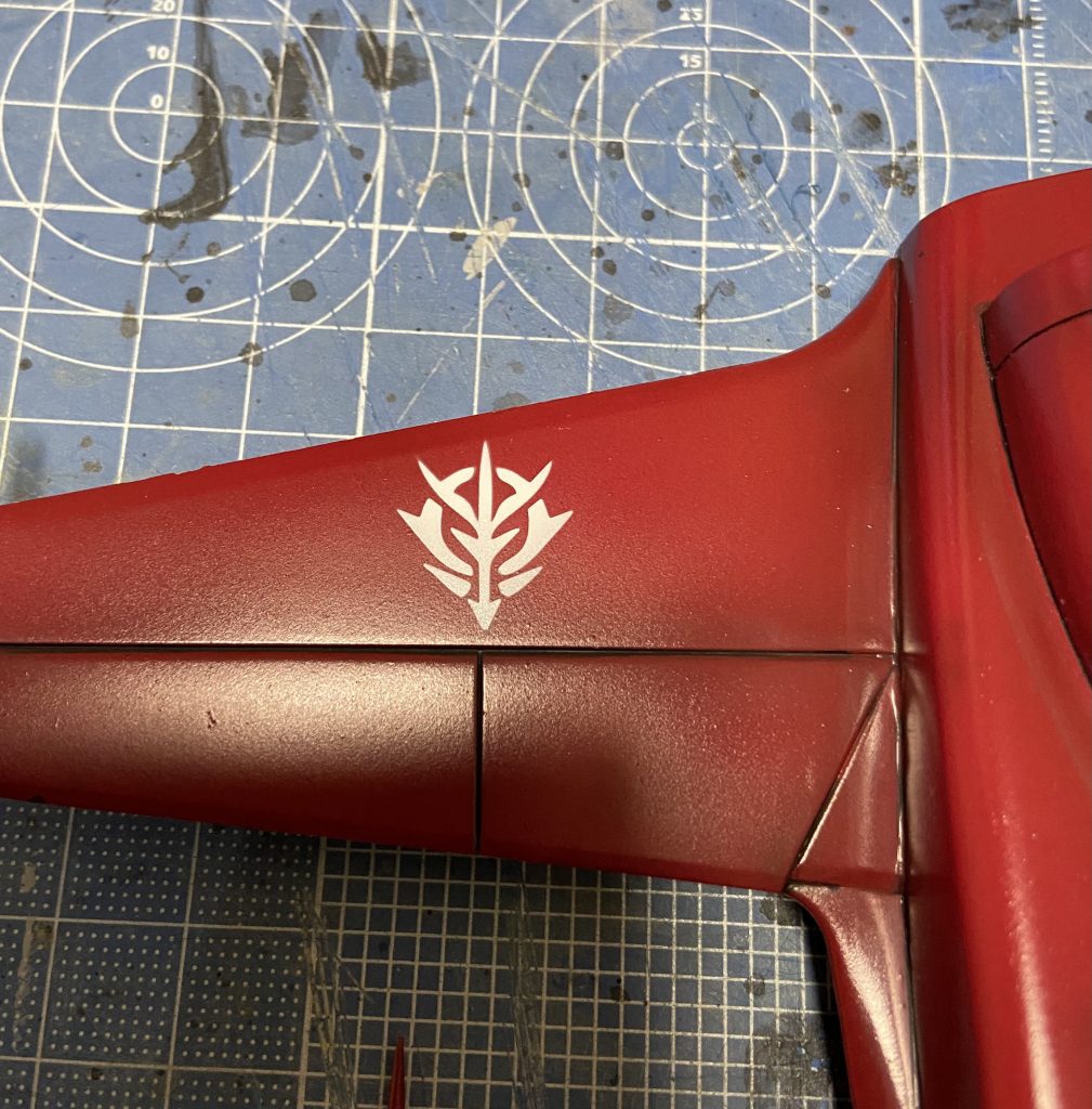 デカールと違って、色を変えたり、ウェザリング塗装などをしたり、いろいろ表現が出来そうですね