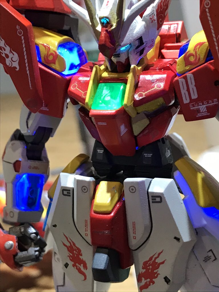 また、今回投稿するのに一年ほどかかりましたが、初めて蛍光塗料でツインアイ他を塗ってみました。ブラックライトで光らせる時ができた時、ずっと光らせて遊んでいました。笑