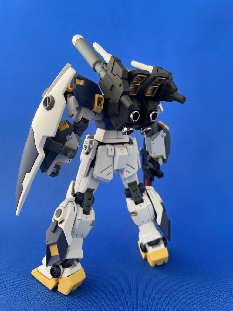 基本形状に手は加えず、筆塗りによる部分塗装で情報量を増やしています。具体的にはライトグレー、グレーを使って装甲色に変化をつけるほか、バーニア・吸排気口をメタリックで塗り分けました。