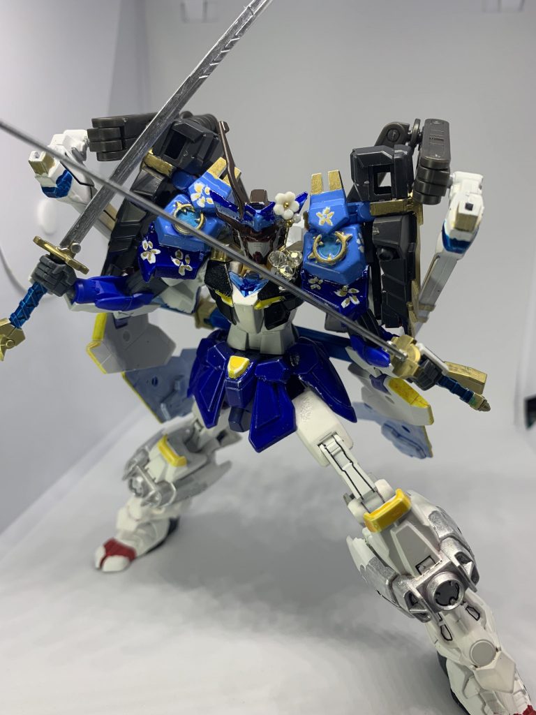 アーマー装着。コアガンダムである点を活かしたく［流浪の剣客］イメージで作成。肩アーマー、脚パーツ、アンテナは戦国アストレイから。アンテナは長い部分を片方だけにしてアホ毛演出、切り離した側には100均のネイルシールとインテリアオーナメントを使って簪風にしてあります。胸アーマーはアースリィのを使用してます。
