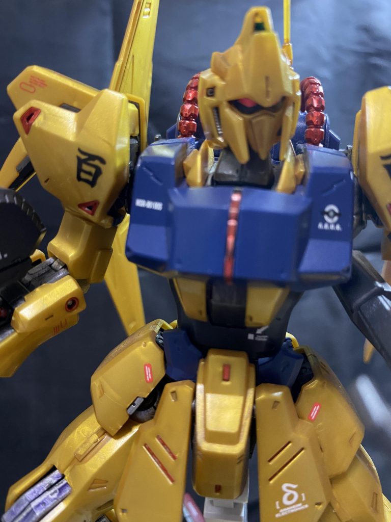 正面から!外装の隙間から見えるスラスター等のところをガンダムマーカーのレッドメタで塗装!ランドセルへのモビルパイプも一緒に塗り塗り!良いアクセントになったのではないかなぁ。