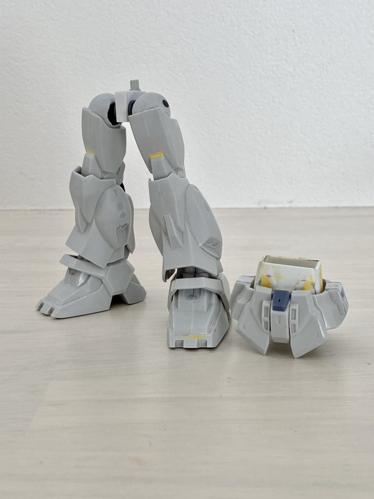 胴体と腰は一体成形でしたが切り離し、新たに作った股関節パーツで挟み込む形に改修