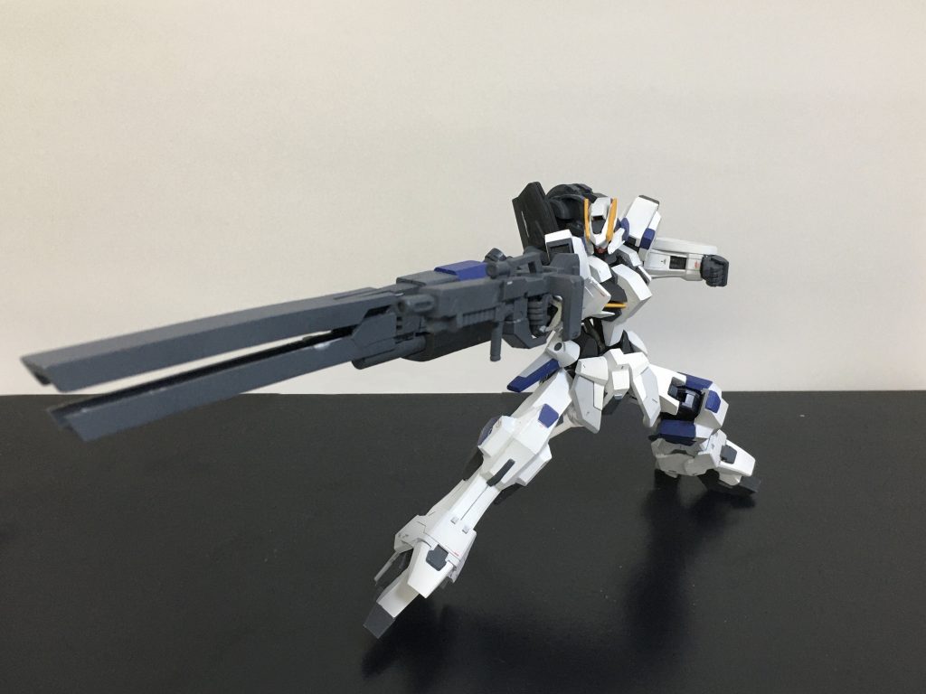 超高出力レールガン［ケラウノス］背部レールガンは左側に積んでいるグレイズのリアクター直結になっておりレーダー範囲圏外からの超長距離射撃が可能で、また、このリアクターは後任パイロットが使用していたグレイズ［ケラウノス］のものでレールガンの名前はこのグレイズ［ケラウノス］に由来している設定です。レールガンはアームで繋がっているのでかなり動きます。またレールガン側の基部はドラムフレームのようになっていています。