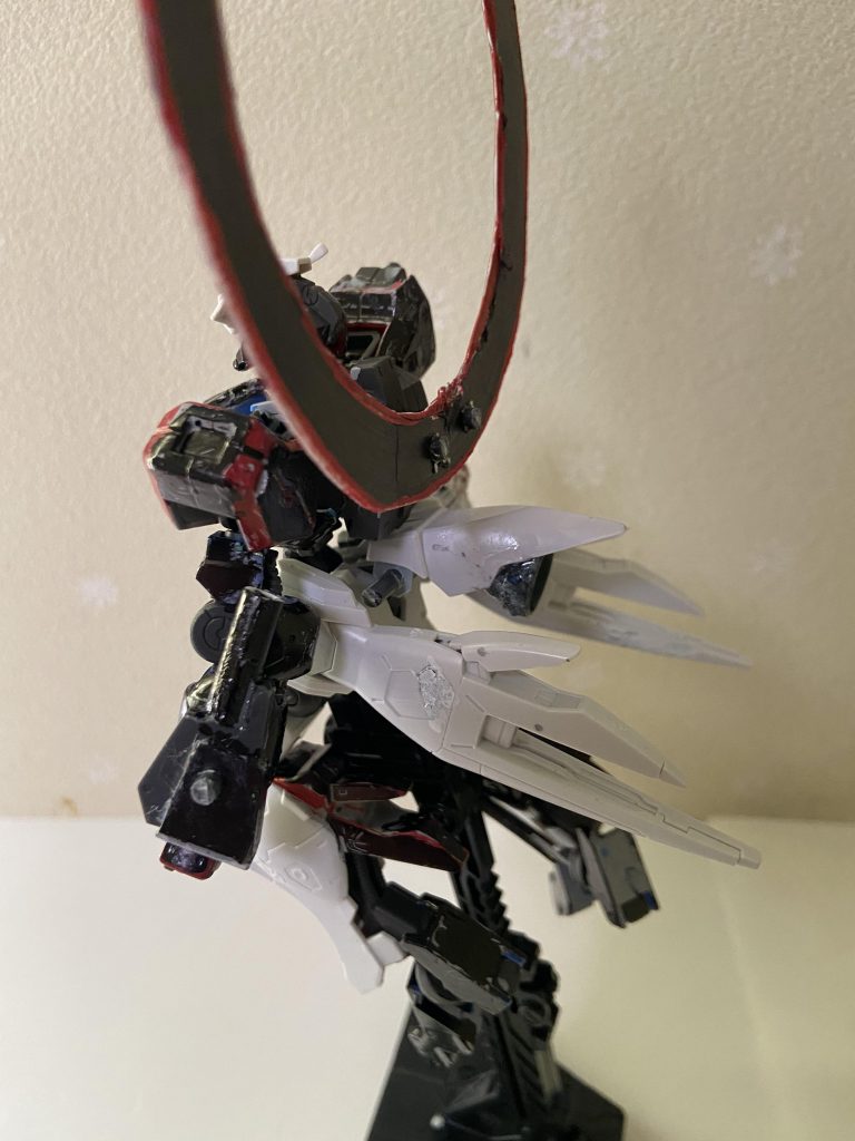 機体背面はこのような形、腰部にバーニアを追加して機動力対空力を高めている。