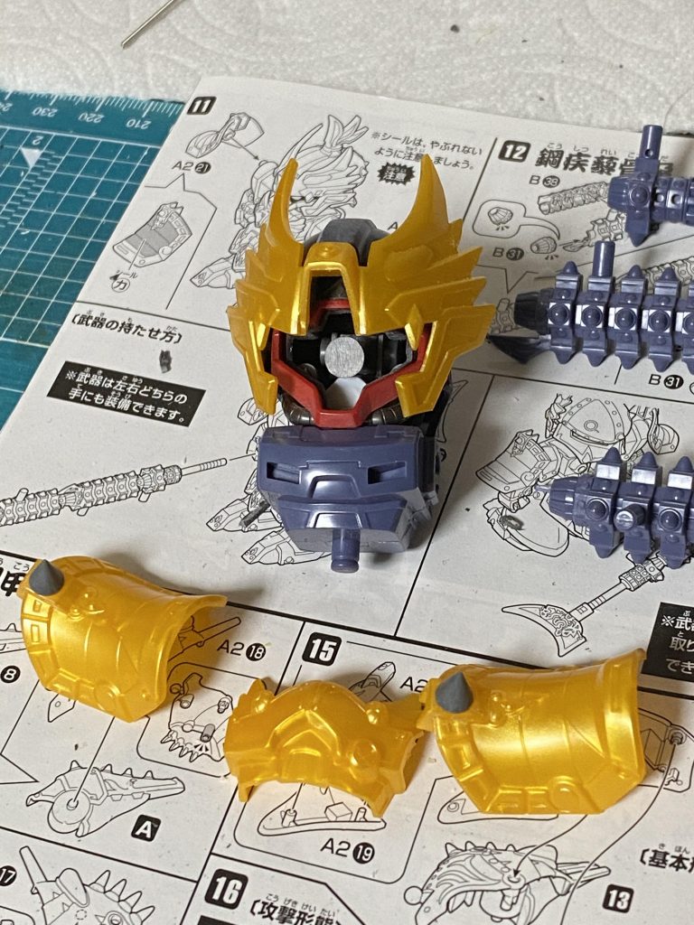 モノアイ部分をくり抜いてwaveの関節パーツを使用して可動するようにしました。