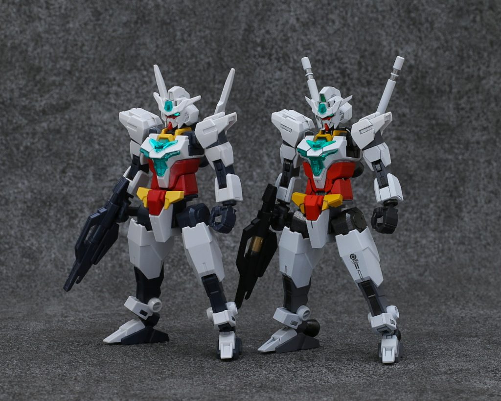 コアガンダムII比較。首と胴を少し延長しています。また、胸部クリアパーツの空洞を裏打ちと同じ要領で埋め込み、密度を増やしています。