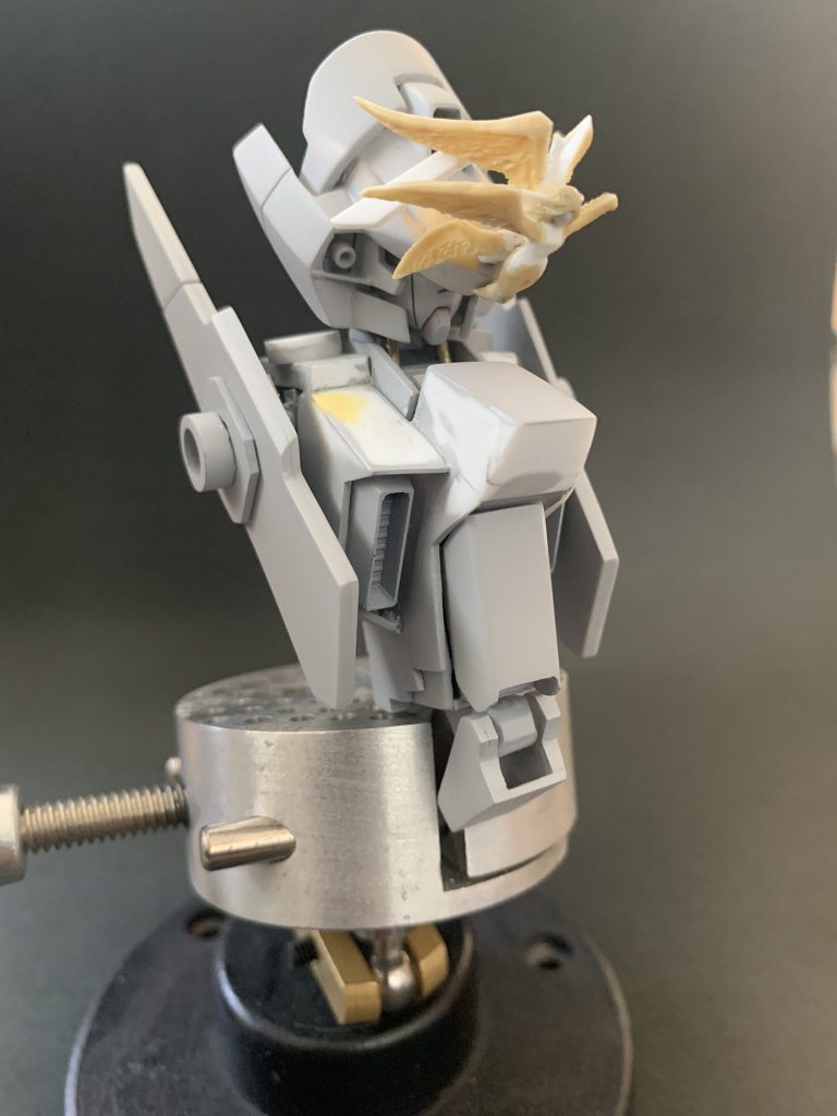 頭はMG GP03S［ステイメン］をベースに胴体などはプラ板とパテのフルスクラッチとなっています。