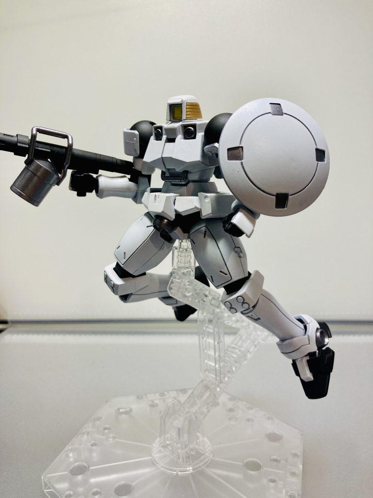 ポージングに迷うほど何の特徴もないシンプルな機体。