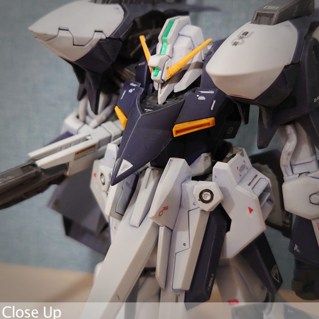 缶スプレーのつや消しクリアーを吹いたら、完全にかぶってしまい、紺色部分が真っ白に…薄め液をエアブラシで吹き付けるという技があるらしいのですが、エアブラシもないので諦めようかと思いましたが、試しに薄め液を筆塗りで全体に塗布してみたら復活！ジャンクにならずに済みました！！ラッカー系の薄め液でしたが、一部割れてしまったパーツもあったので、真似するのは最終手段としてください…