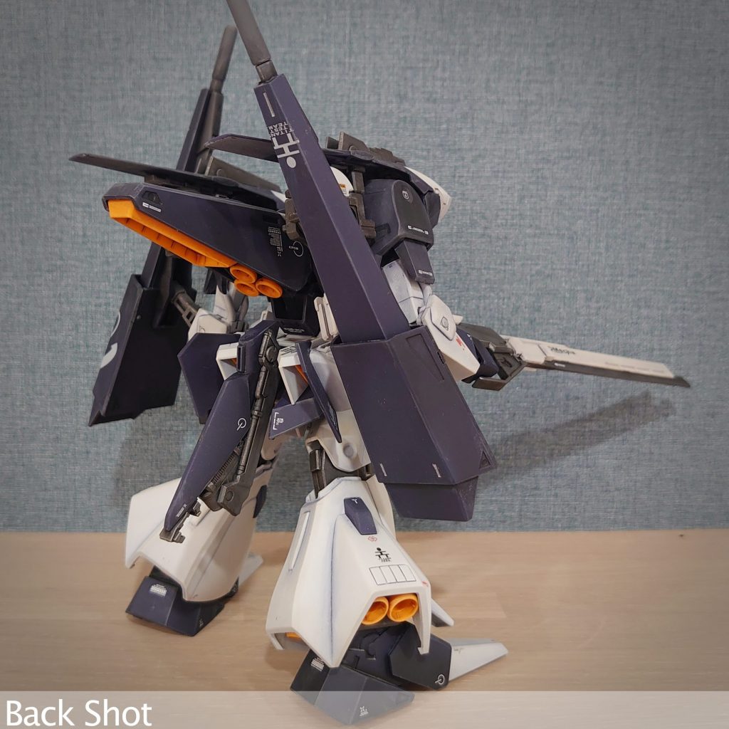 後ろ姿も大ボリューム可変機のロマンが感じられる空間構成です